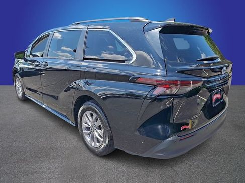 Used 2024 Toyota Sienna XLE FWD image 6
