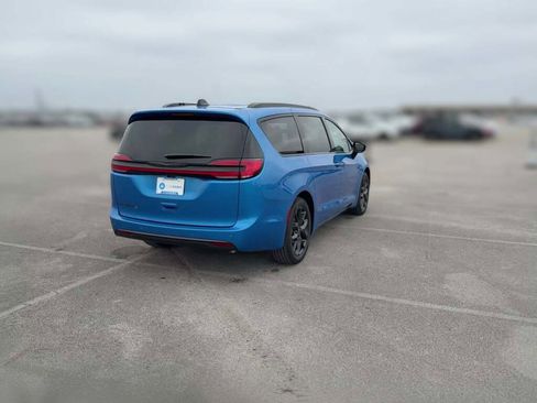 New 2026 Chrysler Pacifica Select image 11