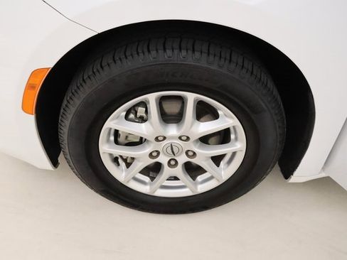 Used 2022 Chrysler Voyager LX image 7