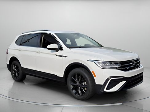 Certified 2024 Volkswagen Tiguan SE w/ Panoramic Sunroof Package FWD image 7
