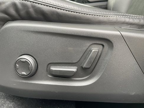 Used 2019 Volvo XC40 T5 R-Design image 20