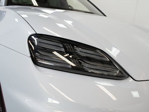 Certified 2025 Porsche Macan 4 Electric image 11