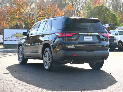 Used 2023 Chevrolet Traverse LT image 3