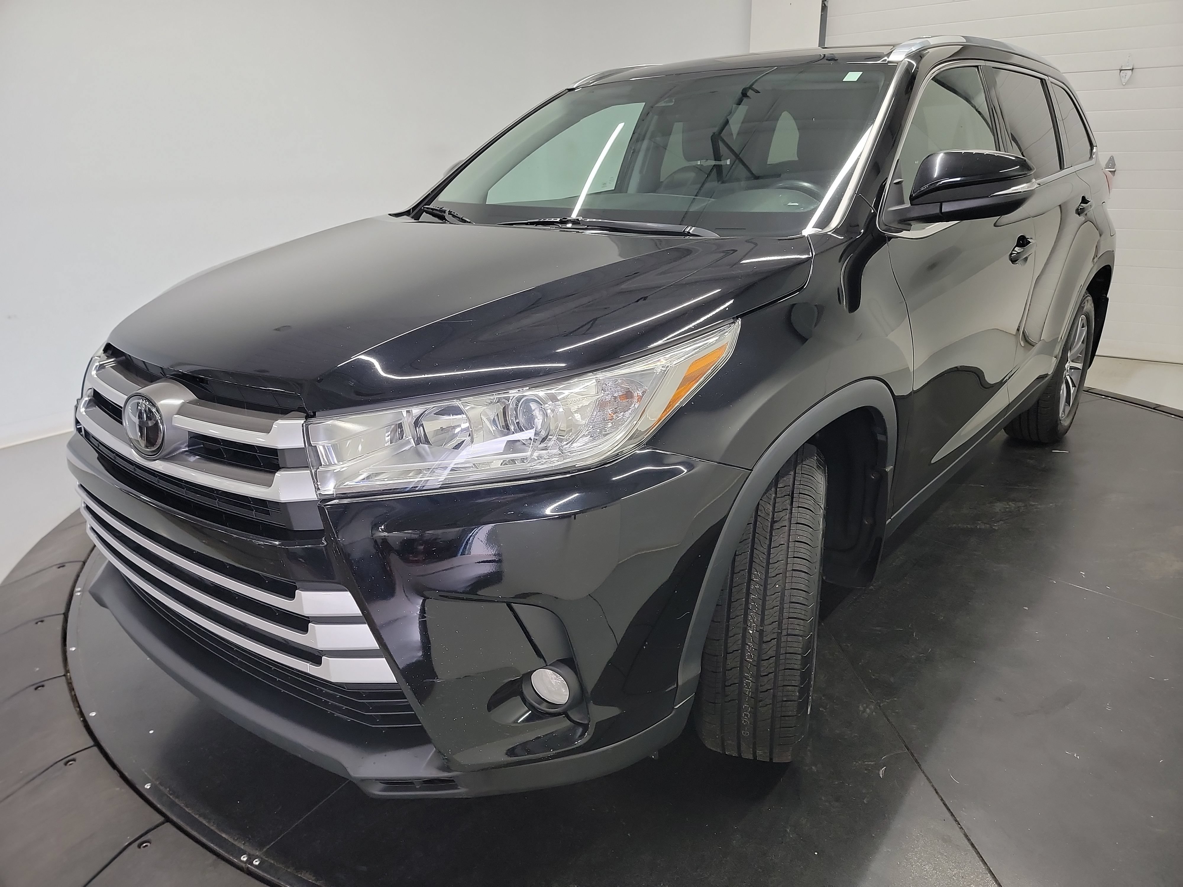 Used 2019 Toyota Highlander XLE w/ Carpet Mat Package (TMS) AWD/4WD image 3