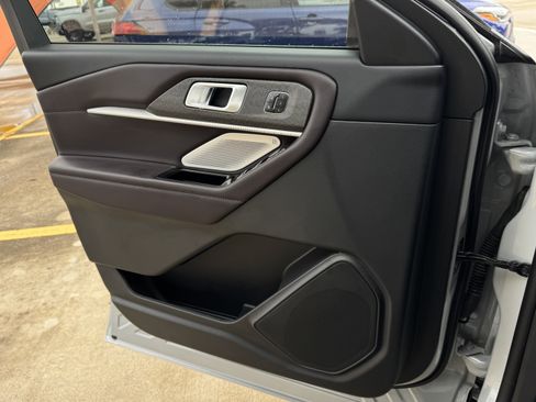 Used 2025 Ford Explorer Platinum image 24