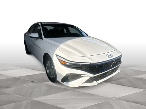 Used 2026 Hyundai Elantra SE FWD image 2