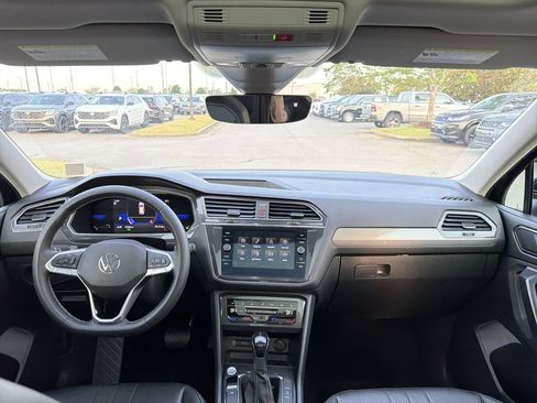 Used 2023 Volkswagen Tiguan SE w/ Panoramic Sunroof Package FWD image 19