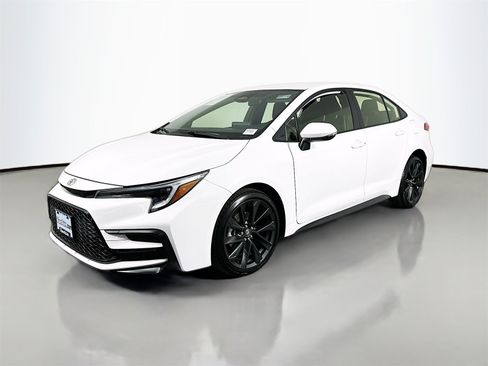 Used 2024 Toyota Corolla SE image 3