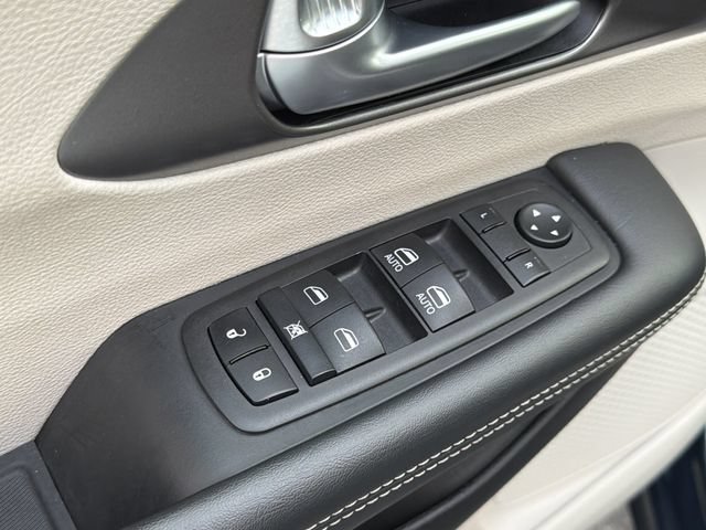 Used 2023 Chrysler Pacifica Touring-L FWD image 22
