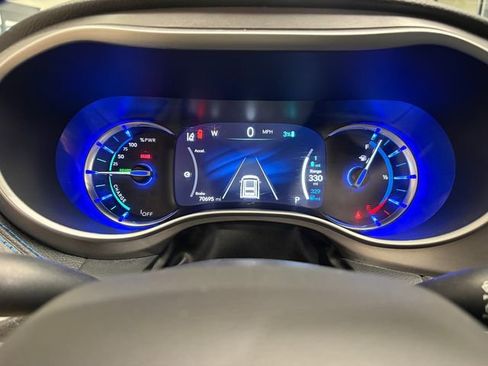 Used 2021 Chrysler Pacifica Touring-L image 14