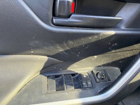 Used 2019 Toyota RAV4 LE FWD image 5