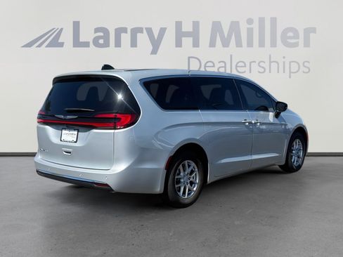 New 2026 Chrysler Pacifica Select image 6