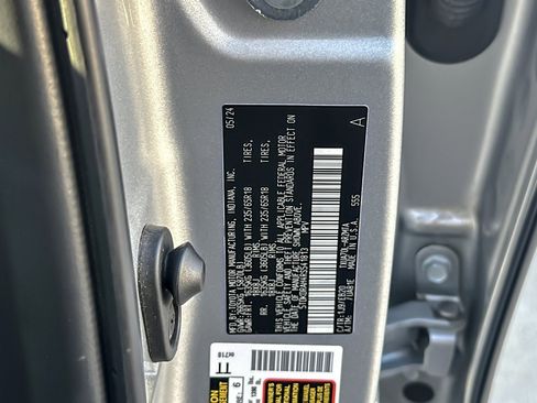 Certified 2024 Toyota Highlander XLE image 28