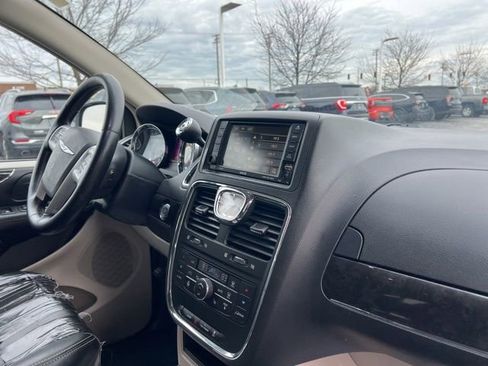 Used 2016 Chrysler Town & Country Touring w/ Driver Convenience Group image 29