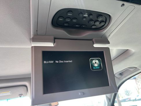 Used 2015 Chevrolet Suburban LT image 34