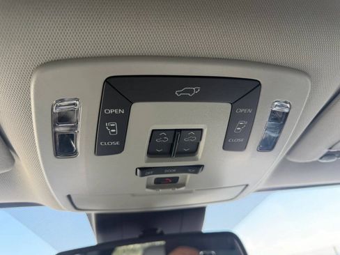 Used 2026 Toyota Sienna XLE FWD image 31
