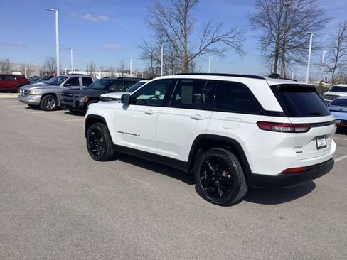 Used 2023 Jeep Grand Cherokee Altitude AWD/4WD image 4