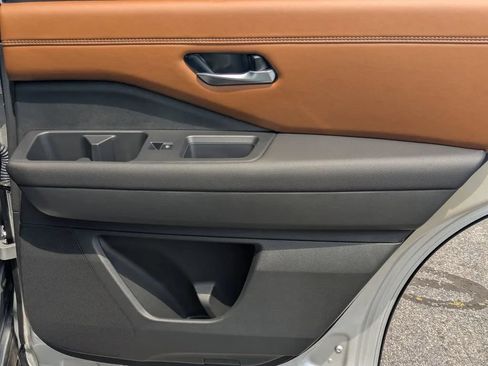 Certified 2025 Nissan Pathfinder Platinum w/ Cargo Package FWD image 16