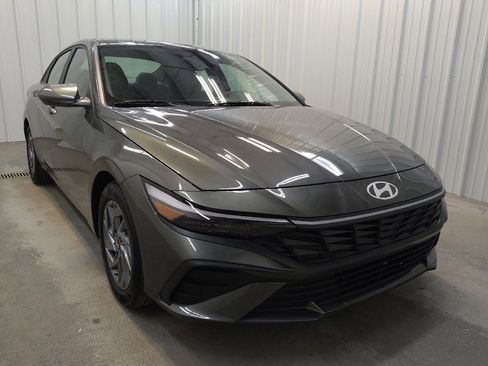 Used 2024 Hyundai Elantra SEL FWD image 13