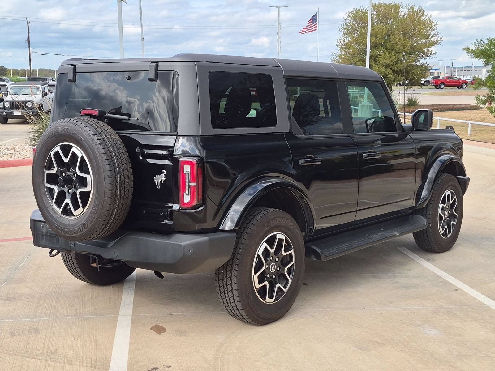 Used 2025 Ford Bronco Outer Banks AWD/4WD image 3