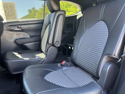 Used 2022 Toyota Highlander XSE FWD image 25