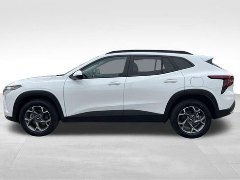 Used 2025 Chevrolet Trax LT w/ LT Convenience Package image 4