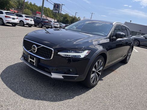 Certified 2023 Volvo V90 B6 Cross Country Plus AWD/4WD image 3