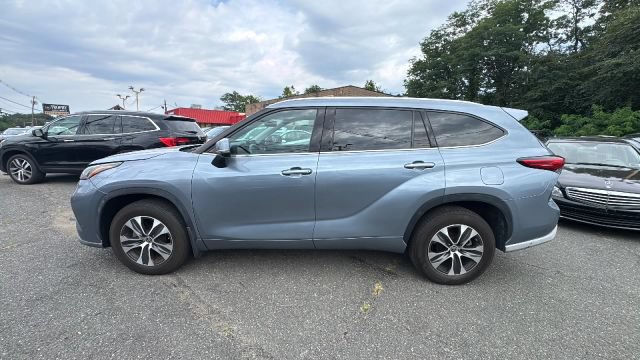 Used 2021 Toyota Highlander XLE AWD/4WD image 8