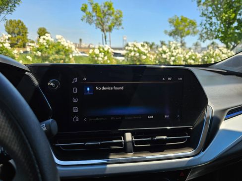 Used 2025 Chevrolet Trax LT image 30