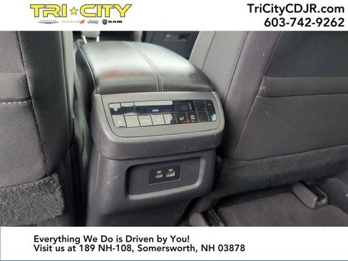 Used 2022 Nissan Pathfinder SV w/ SV Premium Package image 35