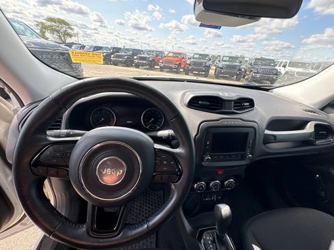 Used 2017 Jeep Renegade Altitude FWD image 10