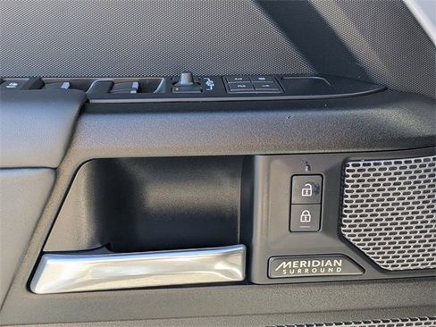 Used 2023 Land Rover Defender 110 V8 image 18