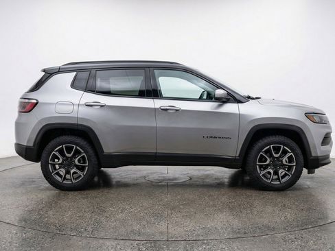 Used 2025 Jeep Compass Trailhawk image 11