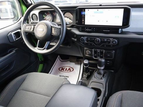 Used 2025 Jeep Gladiator Sport image 17