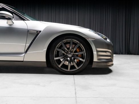Used 2012 Nissan GT-R Premium image 32