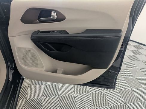 Certified 2023 Chrysler Voyager LX image 32