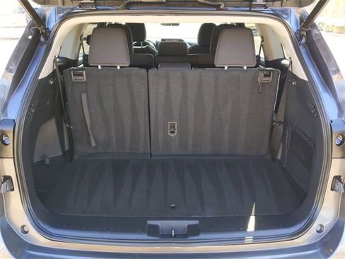 Used 2021 Toyota Highlander LE image 13
