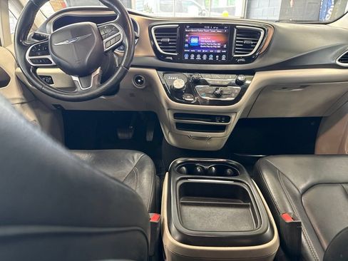 Used 2017 Chrysler Pacifica Touring-L FWD image 12