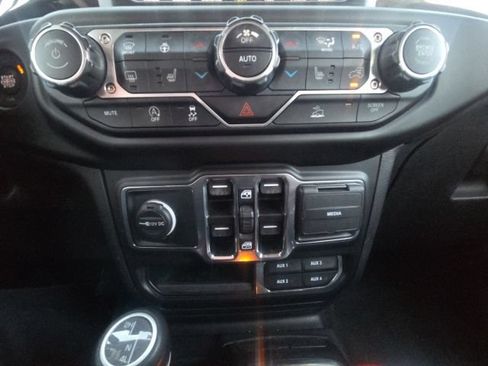 Used 2022 Jeep Wrangler Unlimited Sahara AWD/4WD image 33