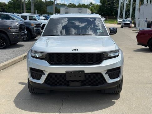 Used 2023 Jeep Grand Cherokee Altitude AWD/4WD image 3