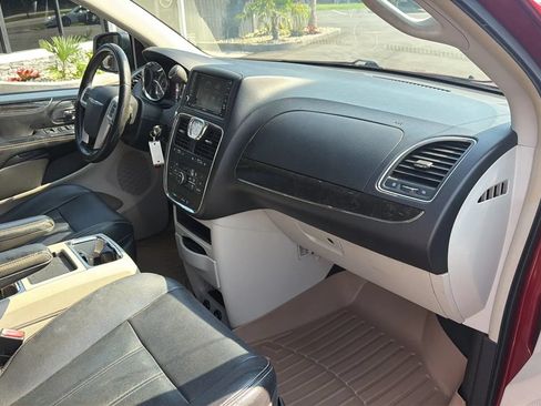 Used 2014 Chrysler Town & Country Touring FWD image 10