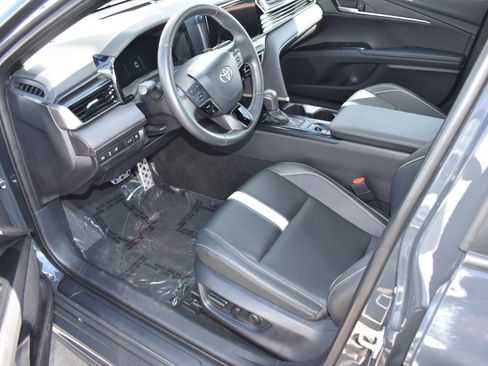 Used 2025 Toyota Camry SE image 12