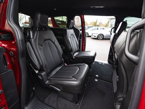 New 2026 Chrysler Pacifica Select w/ S Appearance Package image 32