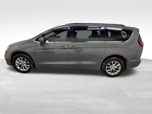 Used 2022 Chrysler Pacifica Touring-L w/ Uconnect Theater Family Group image 9