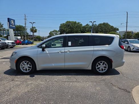Used 2023 Chrysler Voyager LX FWD image 7