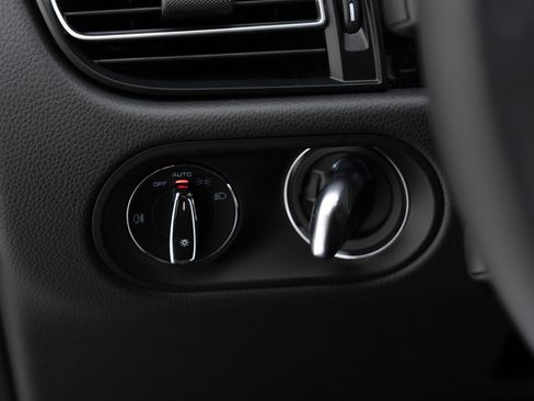 Certified 2025 Porsche Macan image 28