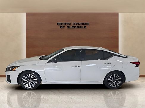 Used 2024 Nissan Altima 2.5 SV image 3