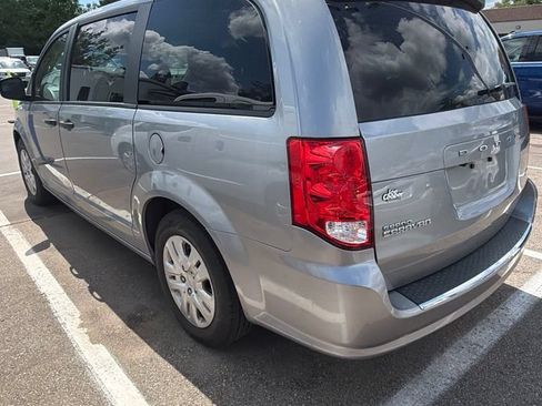 Used 2019 Dodge Grand Caravan SE w/ UConnect Hands-Free Group FWD image 3