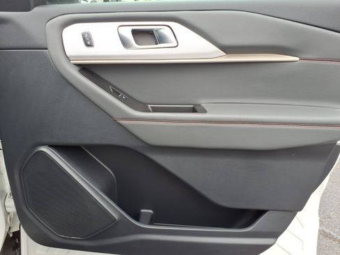 Used 2025 Ford Explorer Active AWD/4WD image 9