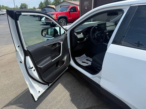 Used 2021 Toyota RAV4 LE AWD/4WD image 17